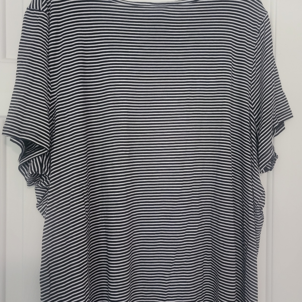 Old navy white and black  strip shirt in very good conditions size 3X